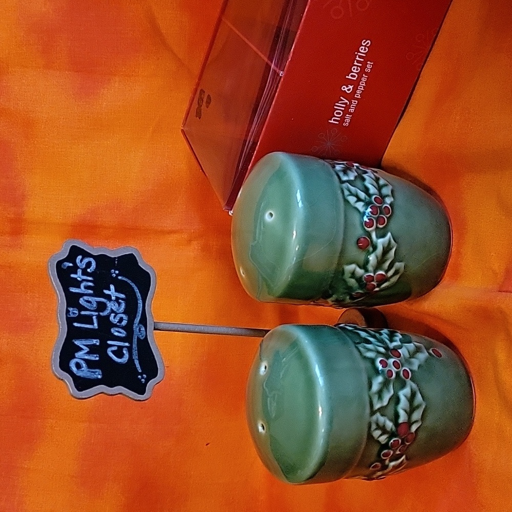 Holly & Berries Salt & Pepper Set Green Red